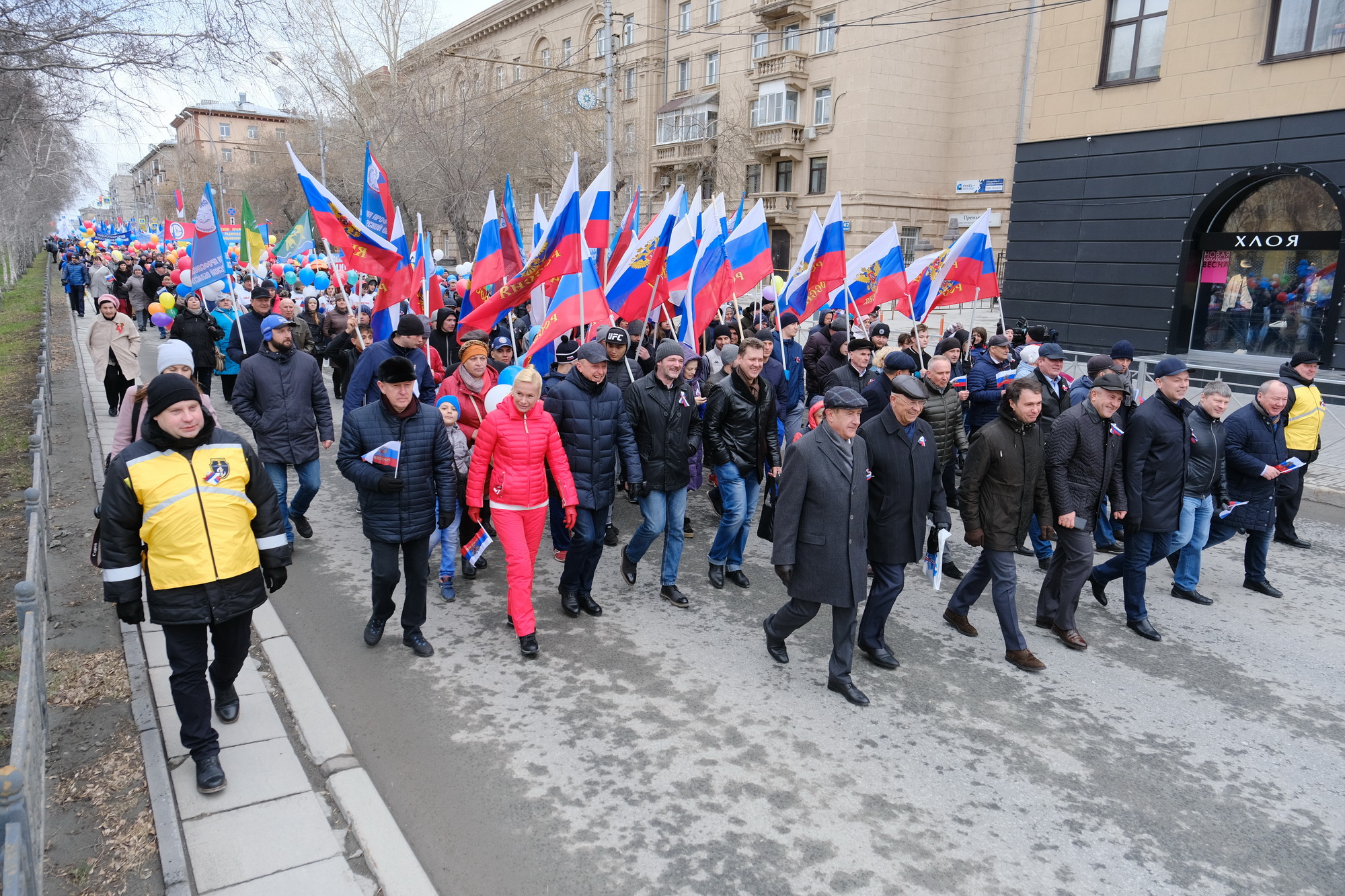 Новосибирцы. Демонстрация в Новосибирске. Первомайское шествие. Демонстрация 1 мая Новосибирск. Шествие 1 мая.